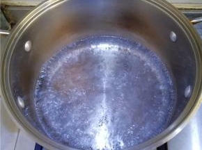 锅中的水加热沸腾。