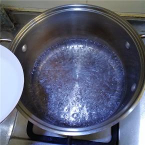 将碗中的粉浆搅拌均匀后，徐徐倒入锅中。