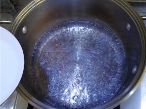 将碗中的粉浆搅拌均匀后，徐徐倒入锅中。