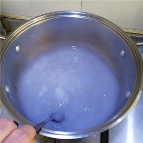 边倒入边搅拌，要快速搅拌锅中白色的糊，搅至白色的糊冒泡呈透明状，关火。