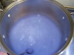 边倒入边搅拌，要快速搅拌锅中白色的糊，搅至白色的糊冒泡呈透明状，关火。