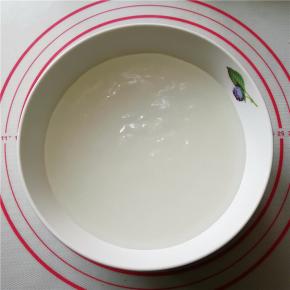 将此糊盛入合适的容器中，静置冷却