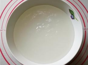 将此糊盛入合适的容器中，静置冷却