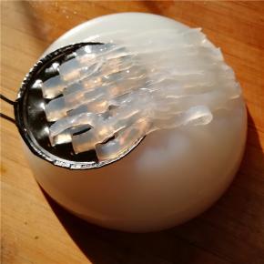 用特制的小刮子刮成细条，也可以自己切成块或条。