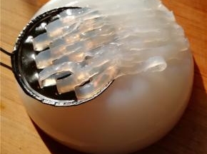 用特制的小刮子刮成细条，也可以自己切成块或条。