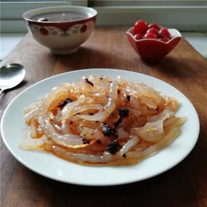 将凉粉放入容器内，将香醋、香油、辣椒油、盐、白糖、蒜末放入容器内，拌匀即可食用。