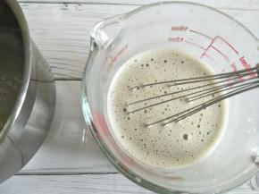 倒入过滤好煮沸的豆浆。不停搅拌。