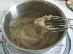 再倒回奶锅，在火上搅拌到浓稠，立即离火放入冷水容器，继续搅拌顺滑。