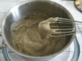 再倒回奶锅，在火上搅拌到浓稠，立即离火放入冷水容器，继续搅拌顺滑。