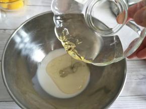 牛奶加入玉米油，充分搅拌。