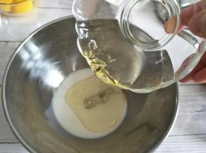 牛奶加入玉米油，充分搅拌。