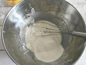 筛入低粉，拌匀。