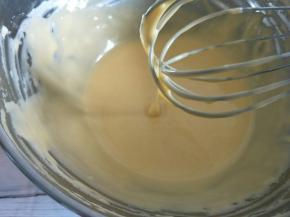 再加入蛋黄，拌匀。