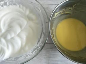 蛋清打发到出现弯勾的程度即可。和蛋黄糊分次拌匀。