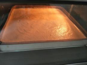 倒入烤盘，放入提前预热的烤箱，185度18分钟。