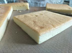 出炉晾凉，按照盒子的大小切块。