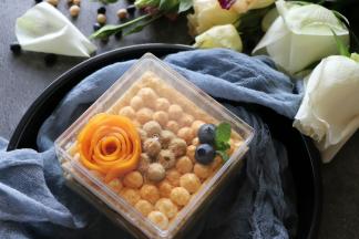 如果觉得口味过于朴实，可以适当搭配水果。放入冰箱冷藏。