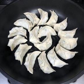 锅内放入少许油，将饺子放入，开火稍微煎制一下。