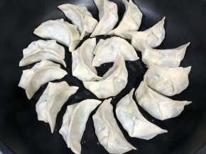 锅内放入少许油，将饺子放入，开火稍微煎制一下。