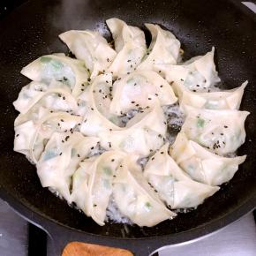 当水份逐渐收干时，撒上一点黑芝麻