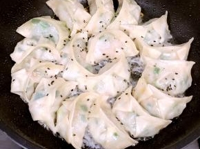 当水份逐渐收干时，撒上一点黑芝麻