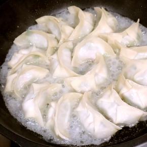 用少许面粉加入清水和少许油调成比较稀的面粉水，倒入锅中，盖上锅盖继续煎制。