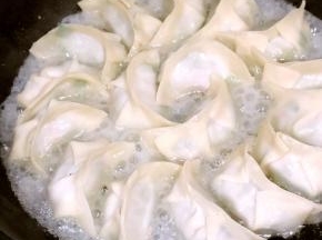 用少许面粉加入清水和少许油调成比较稀的面粉水，倒入锅中，盖上锅盖继续煎制。