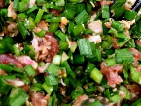 猪肉剁碎，韭菜切碎，加入盐、鸡粉、麻油、玉米淀粉混合做成肉馅。