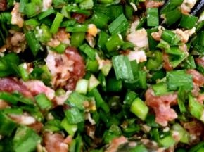 猪肉剁碎，韭菜切碎，加入盐、鸡粉、麻油、玉米淀粉混合做成肉馅。