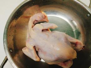 三黄鸡一只，卖家基本处理好的。