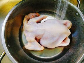 将表皮的毛处理干净，用水冲洗