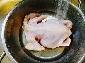 将表皮的毛处理干净，用水冲洗