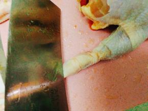 利用刀背将鸡腿的骨头敲断， 以便更好的折叠