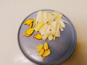 将大葱，姜片，蒜头准备好