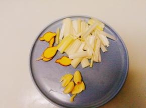 将大葱，姜片，蒜头准备好