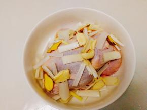 放入大葱 ，姜片，蒜头