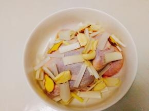 放入大葱 ，姜片，蒜头