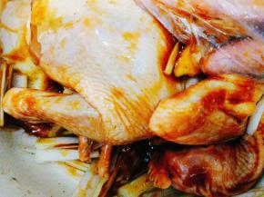 一次性手套戴上，将调料按摩手法，均匀的揉搓到鸡肉中