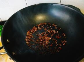 取一口锅，将花椒煸炒出香味。