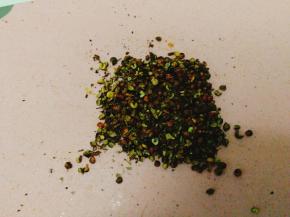 将煸炒出香味的花椒用擀面杖碾碎；