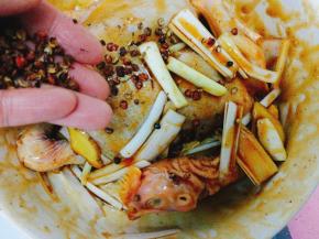 撒入鸡中一起腌制