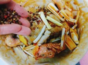 撒入鸡中一起腌制
