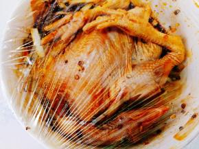  用保鲜膜包好， 放入冰箱中， 腌制一个小时以上， 期间拿出来翻动一下，这样更均匀入味