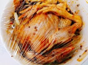  用保鲜膜包好， 放入冰箱中， 腌制一个小时以上， 期间拿出来翻动一下，这样更均匀入味