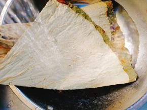 将干荷叶冲洗干净后用冷水泡上一会儿