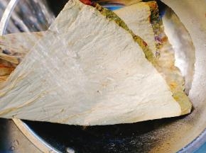 将干荷叶冲洗干净后用冷水泡上一会儿