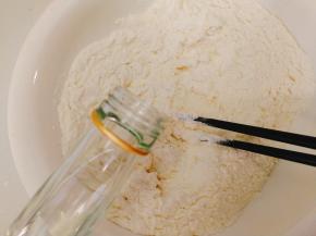 用冷水和白酒一起和面