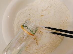 用冷水和白酒一起和面