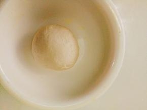 揉成光滑面团 醒发10分钟