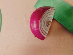 准备好半粒紫洋葱